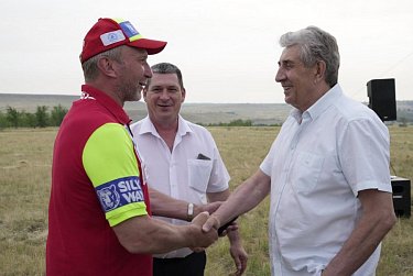 Участников ралли «Шелковый путь» встретили оренбуржцы